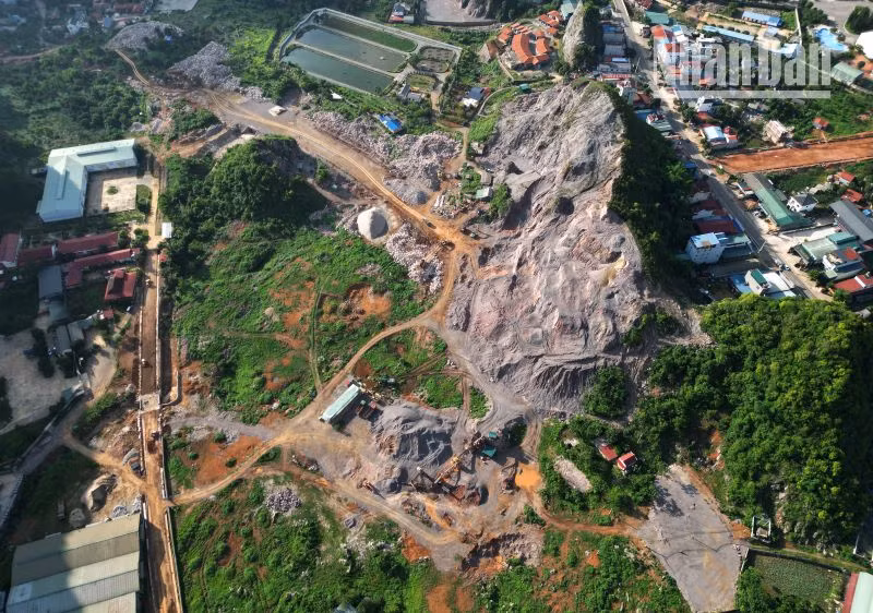 Khu vực Công ty Cổ phần đầu tư và phát triển nông sản Tây Bắc khai thác khoáng sản không thấy có trạm cân, camera giám sát trữ lượng. (Ảnh chụp chiều 26/6/2023) Khu vực Công ty Cổ phần đầu tư và phát triển nông sản Tây Bắc khai thác khoáng sản không thấy có trạm cân, camera giám sát trữ lượng. (Ảnh chụp chiều 26/6/2023)
