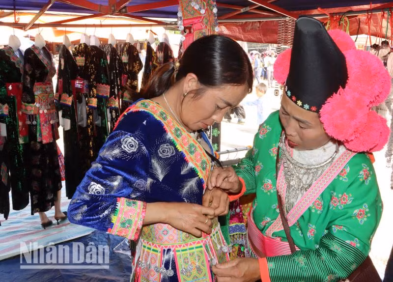 Tại xã vùng cao Co Mạ, huyện Thuận Châu, cùng với tham gia trải nghiệm các hoạt động văn hóa, văn nghệ trong những ngày vui Tết Độc lập, chị em phụ nữ dân tộc H'Mông còn tranh thủ sắm thêm cho mình những bộ trang phục truyền thống tại phiên chợ vùng cao được tổ chức trong dịp này. Tại xã vùng cao Co Mạ, huyện Thuận Châu, cùng với tham gia trải nghiệm các hoạt động văn hóa, văn nghệ trong những ngày vui Tết Độc lập, chị em phụ nữ dân tộc H'Mông còn tranh thủ sắm thêm cho mình những bộ trang phục truyền thống tại phiên chợ vùng cao được tổ chức trong dịp này.