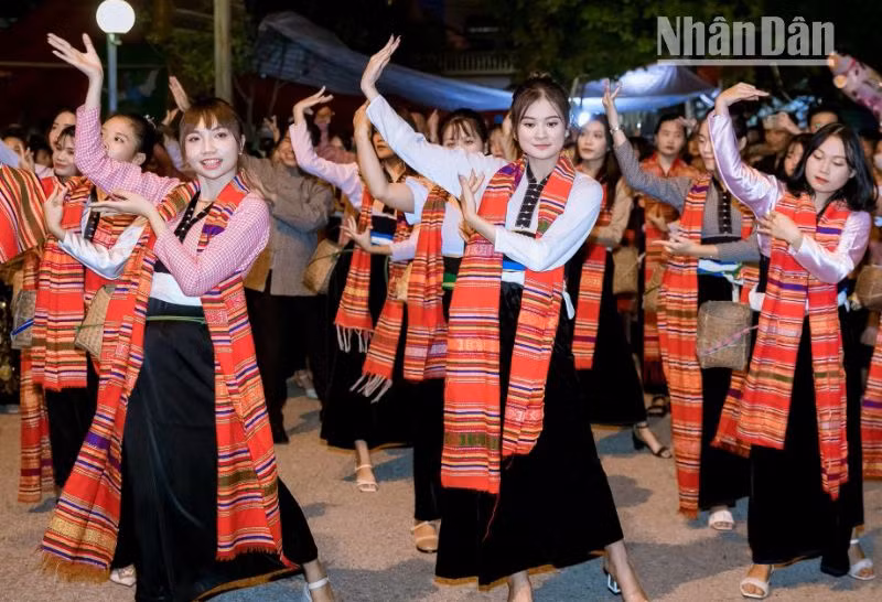 Lần đầu tiên huyện Phù Yên tổ chức các hoạt động cộng đồng đường phố đón Tết Độc lập, nhưng đã thu hút rất nhiều các nghệ nhân, nghệ sĩ, diễn viên và đồng bào các dân tộc thuộc các xã vùng Mường tham gia. Lần đầu tiên huyện Phù Yên tổ chức các hoạt động cộng đồng đường phố đón Tết Độc lập, nhưng đã thu hút rất nhiều các nghệ nhân, nghệ sĩ, diễn viên và đồng bào các dân tộc thuộc các xã vùng Mường tham gia.