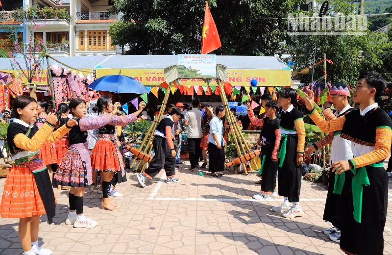 Trong ngày Tết Độc lập, du khách sẽ được trải nghiệm trò chơi ném Pao, một trò chơi truyền thống của đồng bào H’Mông với hình ảnh những đôi nam thanh, nữ tú người H’Mông chơi ném Pao. Trong ngày Tết Độc lập, du khách sẽ được trải nghiệm trò chơi ném Pao, một trò chơi truyền thống của đồng bào H’Mông với hình ảnh những đôi nam thanh, nữ tú người H’Mông chơi ném Pao.