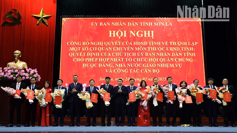 Lãnh đạo Ủy ban nhân dân tỉnh Sơn La trao Quyết định và tặng hoa chúc mừng các đồng chí được điều động, bổ nhiệm giữ chức vụ Phó Giám đốc các sở, ngành. Lãnh đạo Ủy ban nhân dân tỉnh Sơn La trao Quyết định và tặng hoa chúc mừng các đồng chí được điều động, bổ nhiệm giữ chức vụ Phó Giám đốc các sở, ngành.