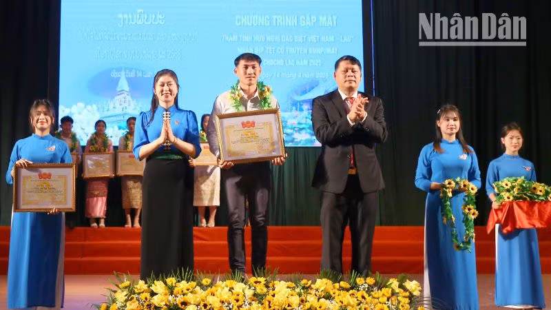 Nhân dịp này, Tỉnh đoàn Sơn La đã tặng Bằng khen và tuyên dương các lưu học sinh Lào tiêu biểu.