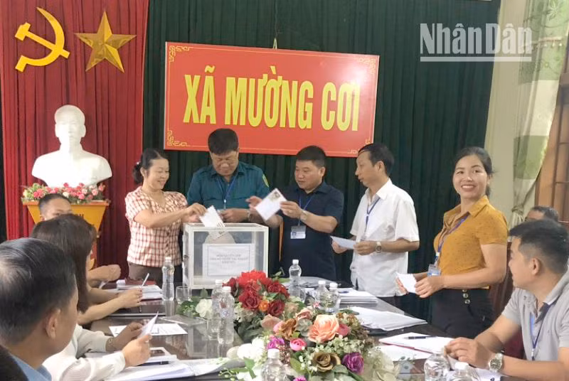 Cán bộ xã Mường Cơi, huyện Phù Yên, tỉnh Sơn La tham gia ủng hộ nhân dân bị thiệt hại bởi thiên tai.