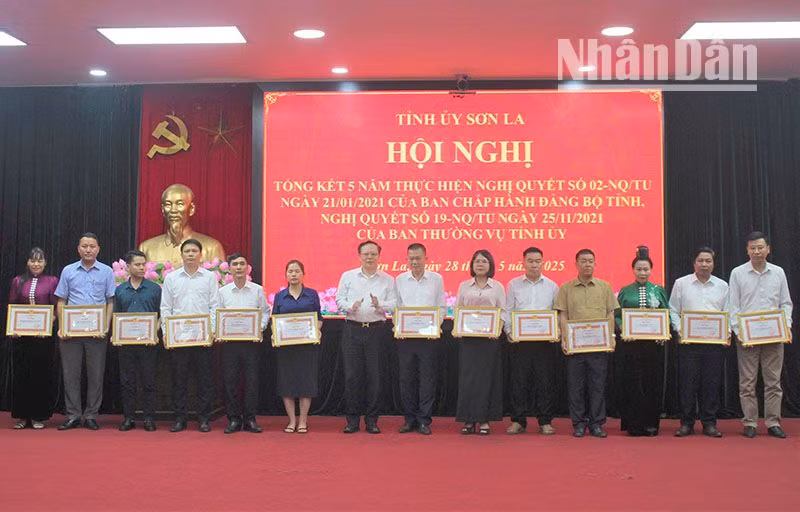 Đồng chí Nguyễn Thái Hưng, Chủ tịch Hội đồng nhân dân tỉnh Sơn La trao bằng khen cho các tập thể.