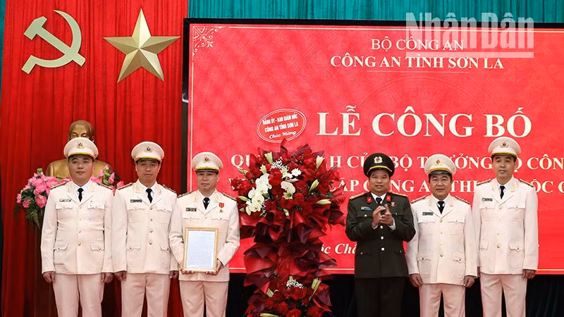 Đại tá Đặng Trọng Cường, Ủy viên Ban Thường vụ Tỉnh ủy, Bí thư Đảng ủy, Giám đốc Công an tỉnh Sơn La chuyển trao Quyết định của Bộ trưởng Bộ Công an về thành lập Công an thị xã Mộc Châu.