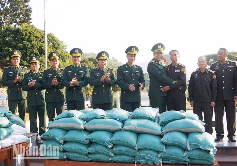 Lực lượng bảo vệ biên giới hai tỉnh Sơn La và Houaphan thường xuyên gặp gỡ, giao lưu và trao tặng cho nhau những món quà nông sản mà hai lực lượng tự tăng gia sản xuất.