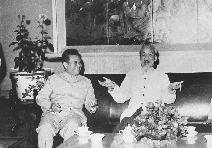 Chủ tịch Hồ Chí Minh và Chủ tịch Kaysone Phomvihane trong cuộc gặp gỡ năm 1966 tại Thủ đô Hà Nội, tiếp tục bồi đắp thêm đặt nền móng vững chắc cho mối quan hệ đoàn kết đặc biệt Việt Nam-Lào.( Ảnh: Tư Liệu)