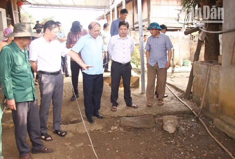 Huyện Mai Sơn đã chủ động triển khai công tác ứng phó theo phương châm “4 tại chỗ”, hỗ trợ các hộ phải di dời đến nơi an toàn, bảo đảm hậu cần cho nhân dân tại nơi sơ tán.