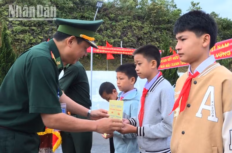 Giao lưu sĩ quan trẻ lực lượng bảo vệ biên giới Việt Nam-Lào ảnh 3