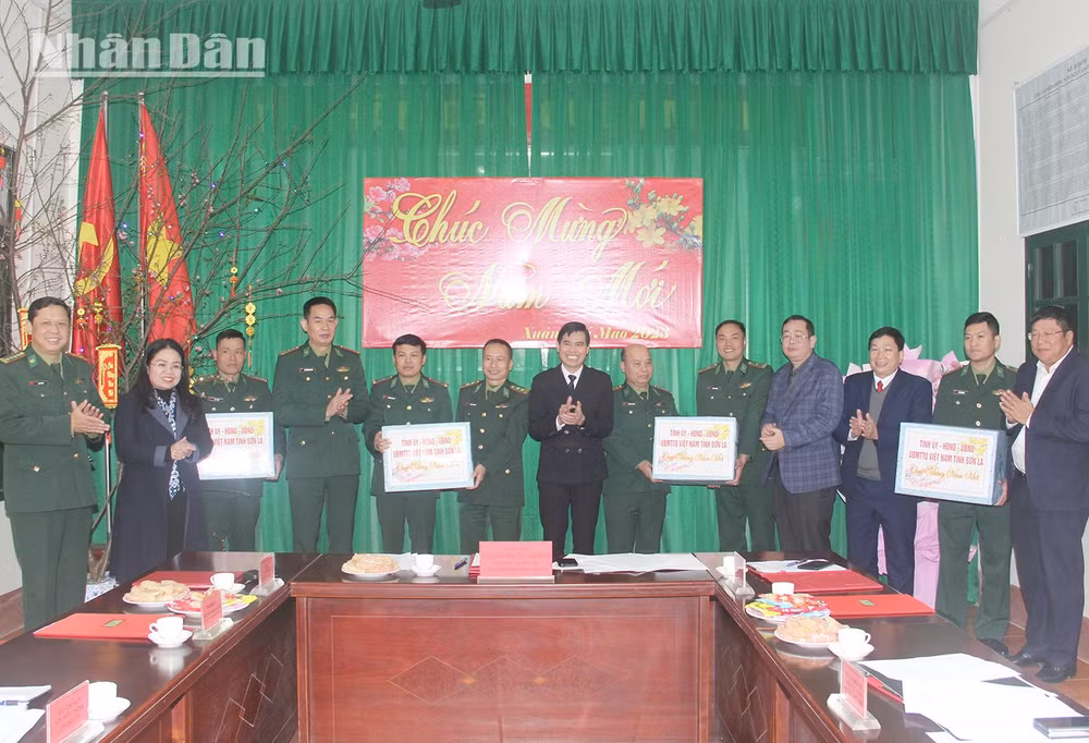 Đồng chí Hoàng Quốc Khánh, Chủ tịch Ủy ban nhân dân tỉnh Sơn La tặng quà 2 đồn Biên phòng Chiềng Tương, Chiềng On.