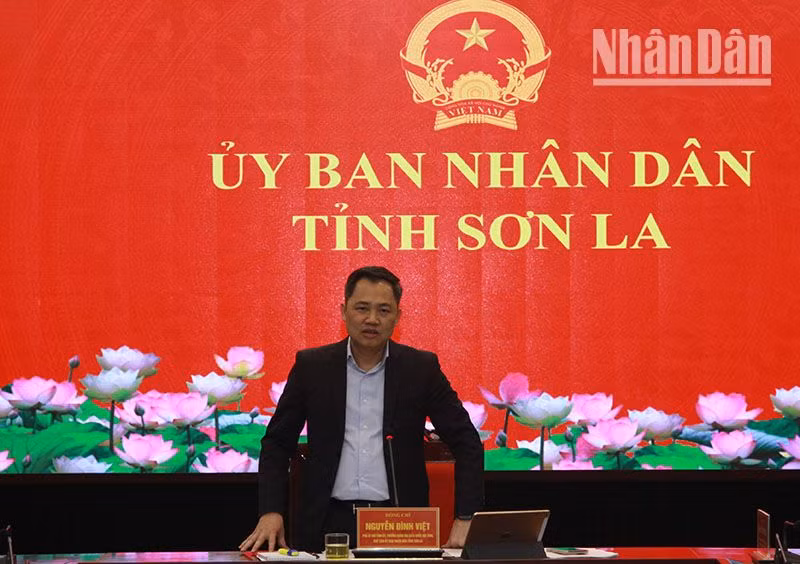 Đồng chí Nguyễn Đình Việt, Phó Bí thư Tỉnh ủy, Chủ tịch Ủy ban nhân dân tỉnh Sơn La phát biểu tại cuộc họp. Đồng chí Nguyễn Đình Việt, Phó Bí thư Tỉnh ủy, Chủ tịch Ủy ban nhân dân tỉnh Sơn La phát biểu tại cuộc họp.