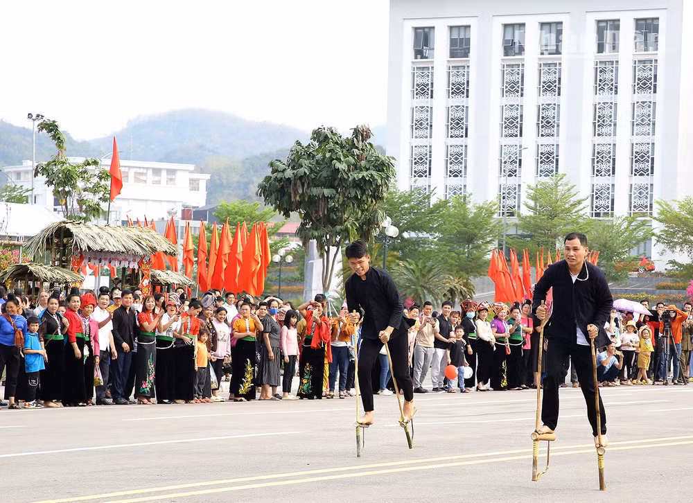 [Ảnh] Sôi động Lễ hội hoa ban thành phố Sơn La ảnh 11