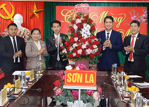 Lãnh đạo Ủy ban Mặt trận Tổ quốc Việt Nam tỉnh Sơn La cảm ơn đoàn công tác Mặt trận Lào xây dựng đất nước tỉnh Houaphanh sang chúc Tết.