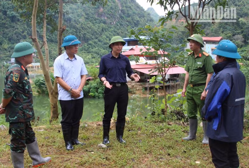 Đồng chí Chủ tịch Ủy ban nhân dân tỉnh Sơn La kiểm tra tình hình bị ngập úng tại bản Phiêng Nghè, xã Chiềng Đen, thành phố Sơn La. Đồng chí Chủ tịch Ủy ban nhân dân tỉnh Sơn La kiểm tra tình hình bị ngập úng tại bản Phiêng Nghè, xã Chiềng Đen, thành phố Sơn La.