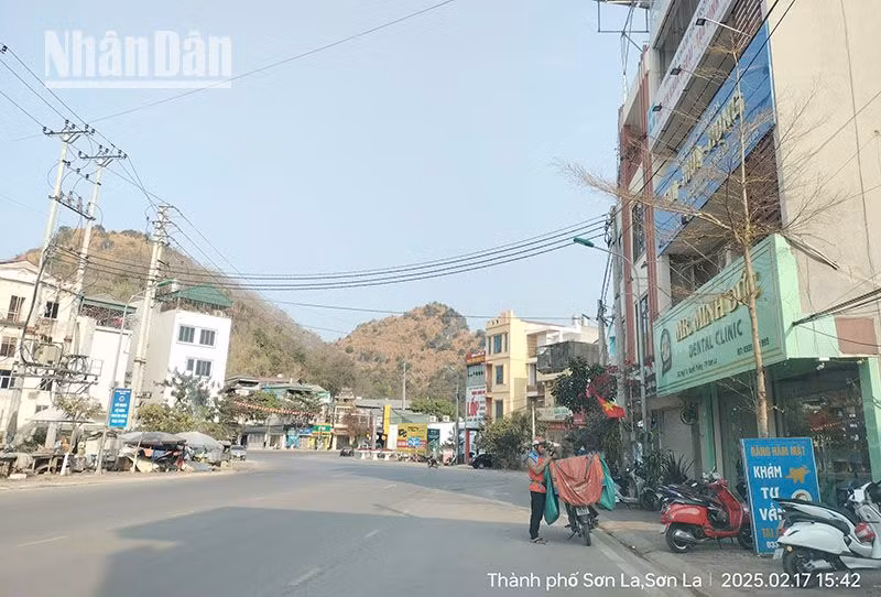 Hai phòng khám chữa bệnh, nha khoa cùng trên một tòa nhà đều không có giấy phép, nằm ngay ngã ba Quyết Thắng, trung tâm thành phố Sơn La. Hai phòng khám chữa bệnh, nha khoa cùng trên một tòa nhà đều không có giấy phép, nằm ngay ngã ba Quyết Thắng, trung tâm thành phố Sơn La.