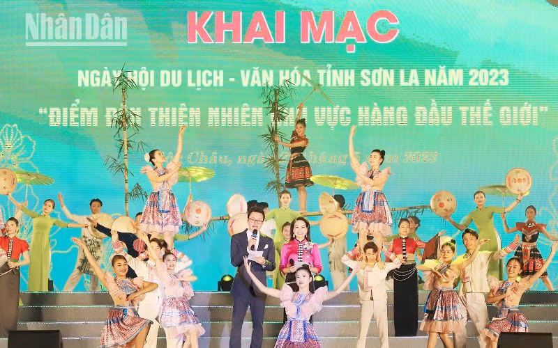 Chương trình văn nghệ tại lễ khai mạc ngày hội du lịch văn hóa tỉnh Sơn La.