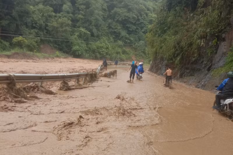 Mưa lớn kéo dài, giao thông ở Sơn La tiềm ẩn nhiều nguy hiểm ảnh 1 Mưa lớn kéo dài, giao thông ở Sơn La tiềm ẩn nhiều nguy hiểm ảnh 1