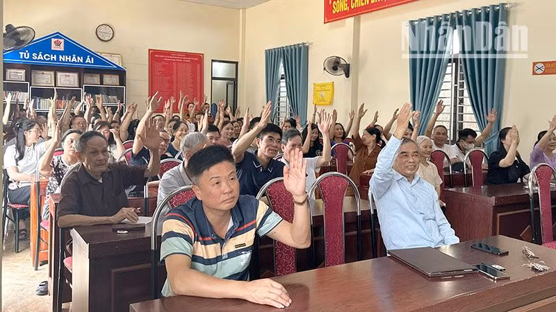 Nhân dân tổ 6, phường Tô Hiệu, thành phố Sơn La biểu quyết nhất trí phương án sắp xếp, tổ chức lại đơn vị hành chính cấp xã.