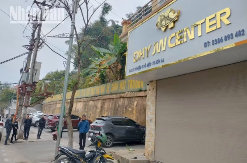 Sau phản ánh của Báo Nhân Dân, địa chỉ số 27 Tô Hiệu, thành phố Sơn La đã đóng cửa, bỏ trốn trong đêm. (Ảnh: QUỐC TUẤN) Sau phản ánh của Báo Nhân Dân, địa chỉ số 27 Tô Hiệu, thành phố Sơn La đã đóng cửa, bỏ trốn trong đêm. (Ảnh: QUỐC TUẤN)