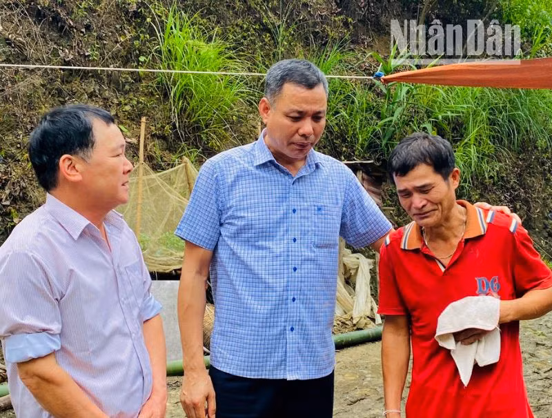 Lãnh đạo tỉnh Sơn La thăm hỏi, động viên gia đình nạn nhân gặp nạn do mưa lũ. (Ảnh: Tâm Hạnh)