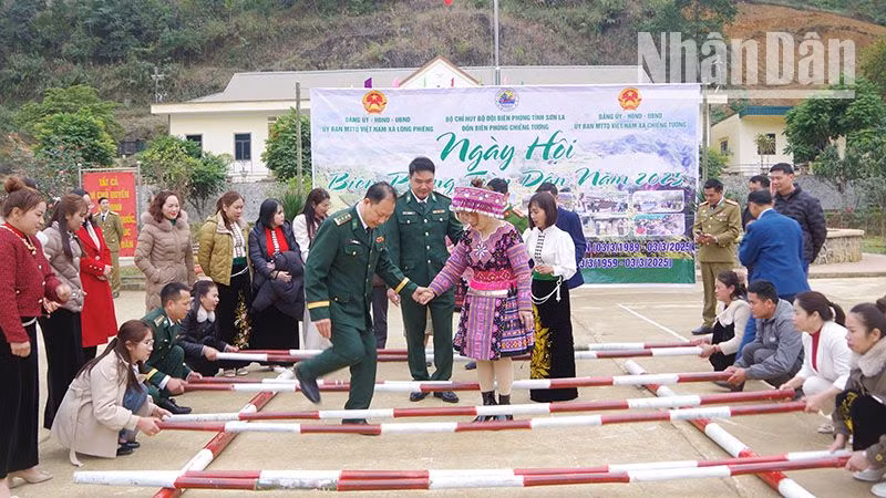 Nhân dân 2 xã biên giới Lóng Phiêng và xã Chiềng Tương cùng cán bộ, chiến sĩ Bộ đội Biên phòng tham gia các trò chơi dân gian.