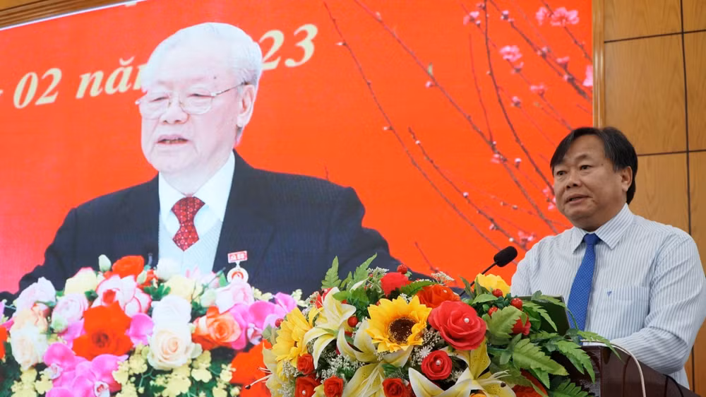 Phó Giáo sư, Tiến sĩ Nguyễn Quốc Dũng báo cáo bài viết của Tổng Bí thư Nguyễn Phú Trọng.
