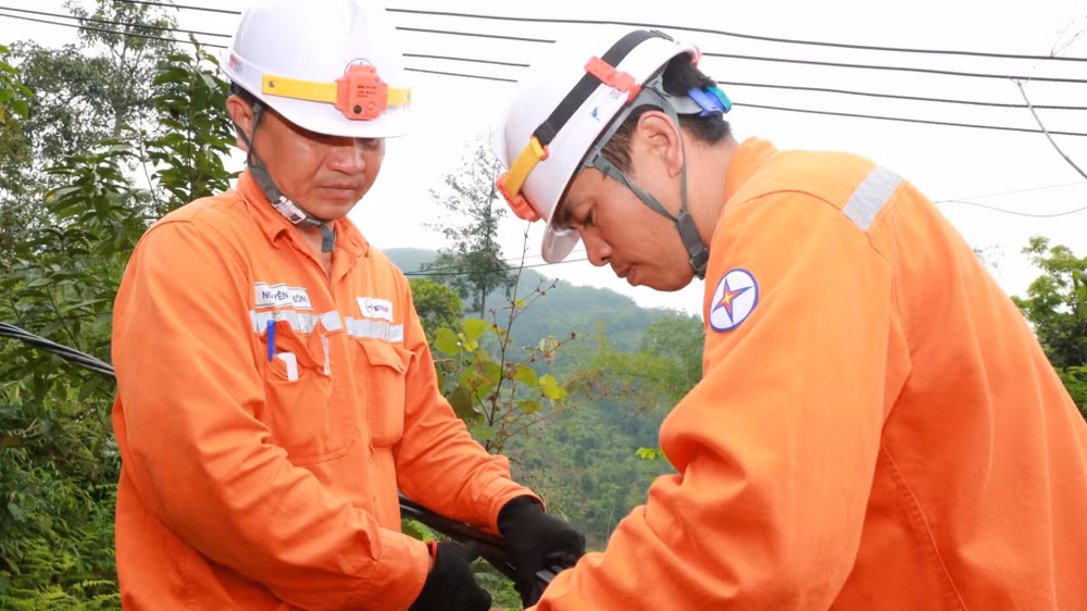 Công nhân công ty Điện lực Lào Cai kiểm tra lưới điện.