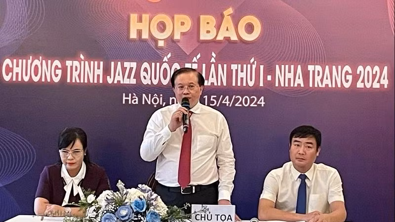 Đại diện ban tổ chức chia sẻ thông tin về Chương trình Jazz Quốc tế lần thứ nhất.