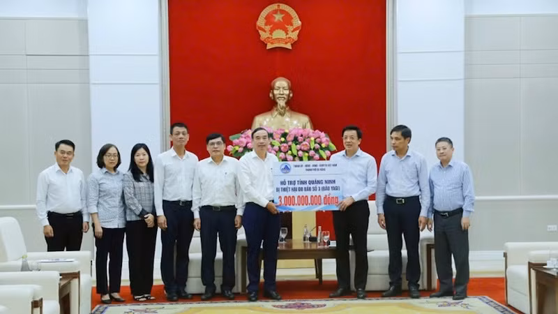 Đoàn công tác của thành phố Đà Nẵng trao số tiền 3 tỷ đồng hỗ trợ tỉnh Quảng Ninh. Đoàn công tác của thành phố Đà Nẵng trao số tiền 3 tỷ đồng hỗ trợ tỉnh Quảng Ninh.