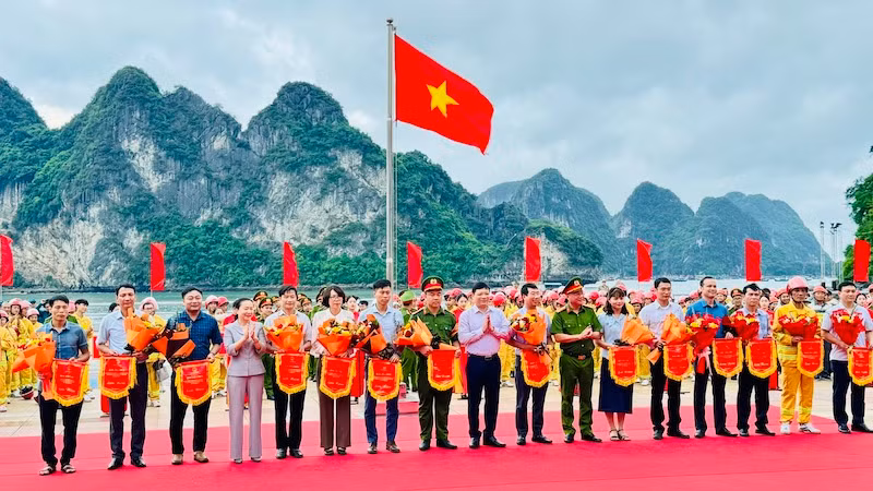 Lãnh đạo tỉnh Quảng Ninh và Ban tổ chức tặng cờ lưu niệm cho các Đội tham gia Hội thi.
