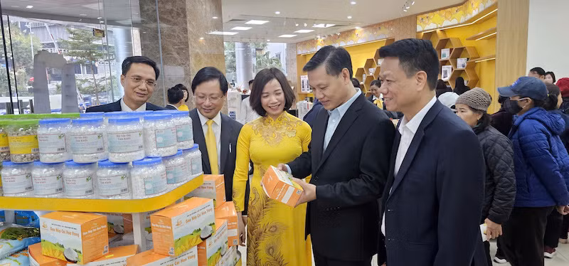 Các đại biểu tham quan các gian hàng tại postmart Quảng Ninh.