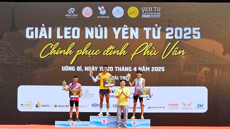 Ban tổ chức trao giải Nhất, Nhì và Ba cho các vận động viên nam ở cự ly 8km.