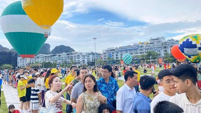 Du khách đổ về thành phố Hạ Long để trải nghiệm các sản phẩm du lịch mới mẻ, hấp dẫn. Du khách đổ về thành phố Hạ Long để trải nghiệm các sản phẩm du lịch mới mẻ, hấp dẫn.