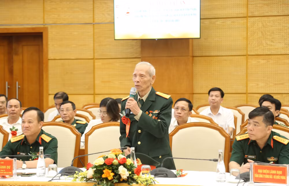 Các đại biểu cùng nhau ôn lại những ký ức hào hùng của chiến dịch Điện Biên Phủ.
