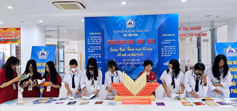 Triển lãm thu hút đông đảo các em học sinh đến tham quan và tìm hiểu.