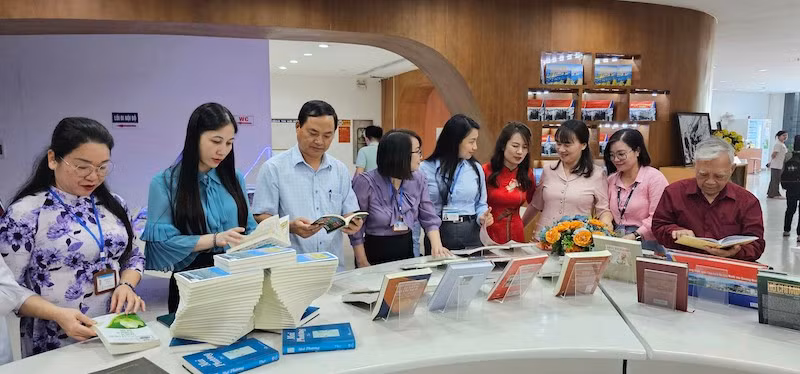 Các đại biểu tham quan Triển lãm sách, báo, ảnh "Quảng Ninh - hành trình 60 năm đổi mới và phát triển.