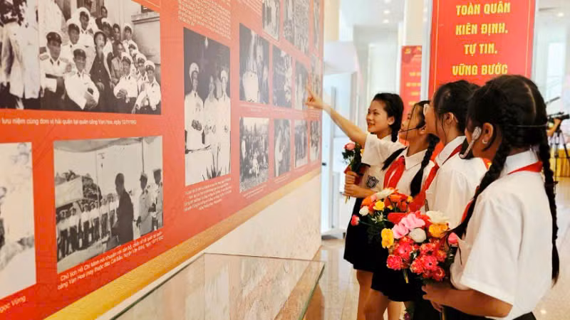 Các em học sinh tham quan Triển lãm trưng bày tư liệu hiện vật, sách, báo, ảnh về Chủ tịch Hồ Chí Minh. Các em học sinh tham quan Triển lãm trưng bày tư liệu hiện vật, sách, báo, ảnh về Chủ tịch Hồ Chí Minh.