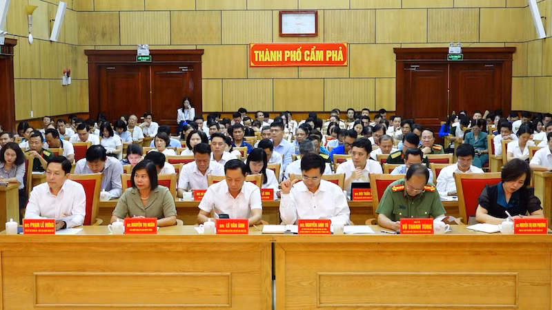 Các đại biểu và cử tri thành phố Cẩm Phả tham dự buổi tiếp xúc với Đoàn đại biểu Quốc hội tỉnh Quảng Ninh.