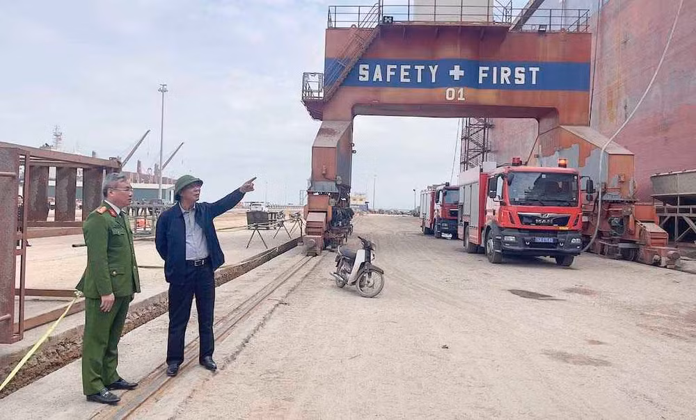 Lãnh đạo thị xã Quảng Yên có mặt tại hiện trường phối hợp lực lượng chức năng tổ chức cứu hộ, cứu nạn.