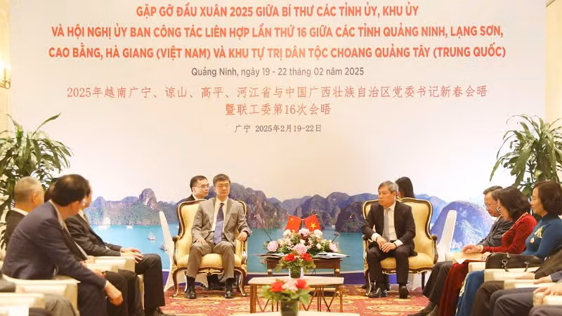 Bí thư Tỉnh ủy Quảng Ninh trao đổi với Bí thư Khu ủy Khu tự trị Dân tộc Choang Quảng Tây.