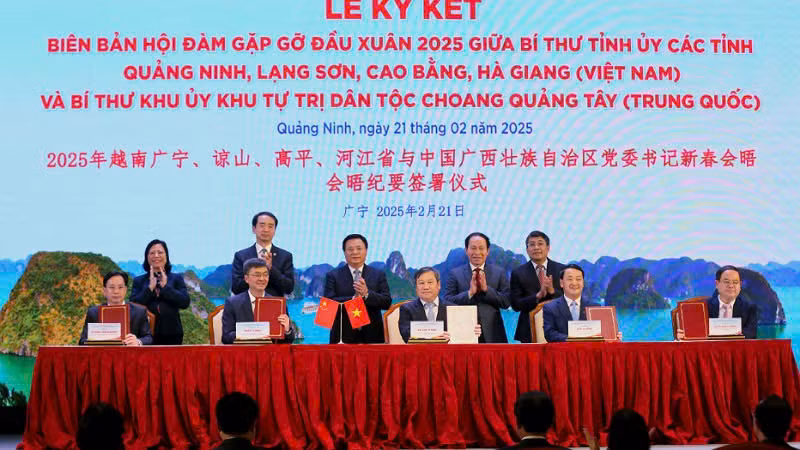 Bí thư 5 tỉnh-khu đã ký kết Biên bản Hội đàm tại Chương trình Gặp gỡ đầu Xuân 2025. Bí thư 5 tỉnh-khu đã ký kết Biên bản Hội đàm tại Chương trình Gặp gỡ đầu Xuân 2025.