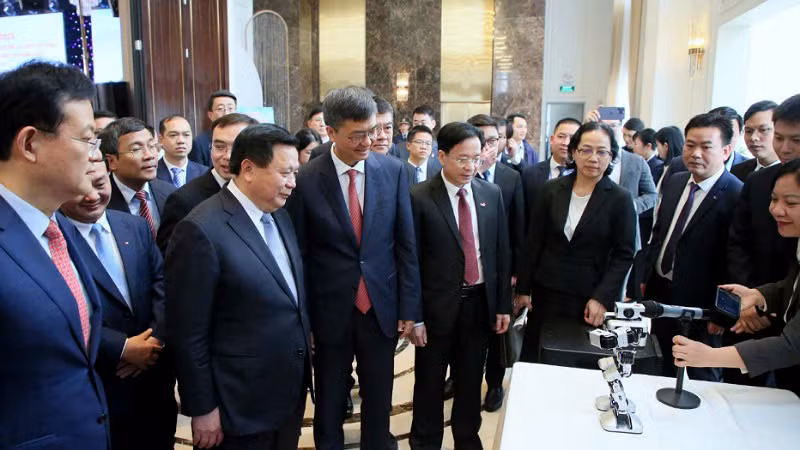Các đại biểu tham quan khu trưng bày, giới thiệu sản phẩm xúc tiến thương mại, đầu tư, du lịch của các tỉnh. Các đại biểu tham quan khu trưng bày, giới thiệu sản phẩm xúc tiến thương mại, đầu tư, du lịch của các tỉnh.