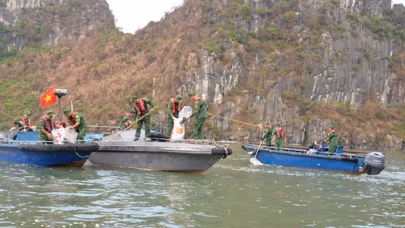 Bộ đội Biên phòng Quảng Ninh tham gia dọn rác thải trên Vịnh Hạ Long.