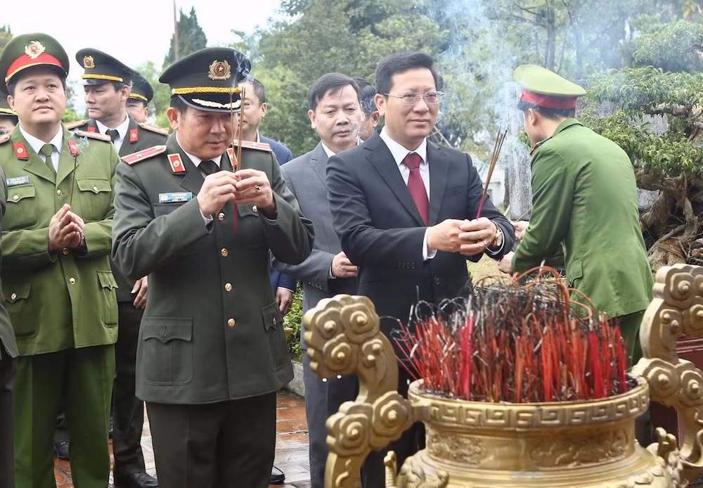 Thiếu Tướng Đinh Văn Nơi, Giám đốc Công an tỉnh Quảng Ninh cùng lãnh đạo huyện Cô Tô dâng hương tại Di tích Quốc gia đặc biệt Khu lưu niệm Chủ tịch Hồ Chí Minh trên đảo Cô Tô.