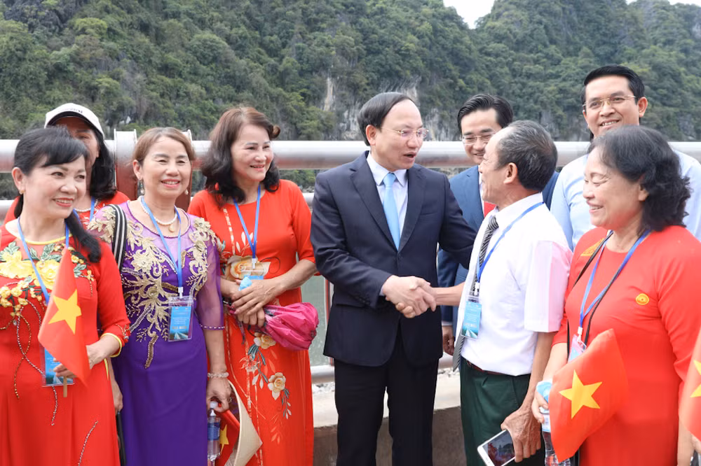 Người dân thành phố Cẩm Phả vui mừng và chia sẻ niềm vui với lãnh đạo tỉnh Quảng Ninh trong ngày khánh thành tuyến đường bao biển Hạ Long - Cẩm Phả.