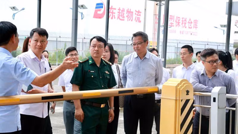 Lãnh đạo thành phố Móng Cái (Việt Nam) và Đông Hưng (Trung Quốc) khảo sát tại khu vực cửa khẩu phía Đông Hưng, Trung Quốc.