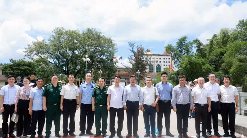Lãnh đạo thành phố Móng Cái (Việt Nam) và thành phố Đông Hưng (Trung Quốc) chụp ảnh lưu niệm.
