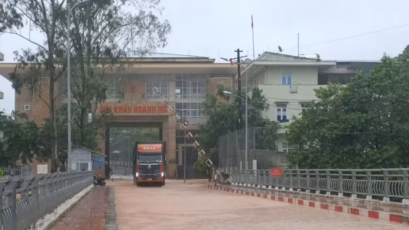 Khu vực Cửa khẩu Hoành Mô, Bình Liêu nước lũ dâng cao tràn qua mặt đường gây khó khăn cho giao thông.