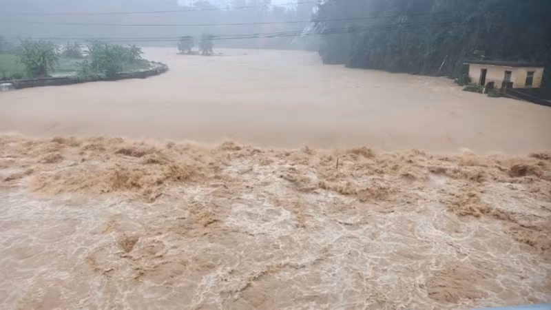 Lũ đổ về dâng cao ở một số sông, suối trên địa bàn huyện Bình Liêu, Quảng Ninh.