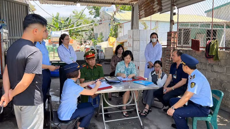 Lực lượng chức năng xử phạt hộ kinh doanh Trần Đức Lương ở Tổ 37B, Khu 4B, phường Hà Phong, thành phố Hạ Long.